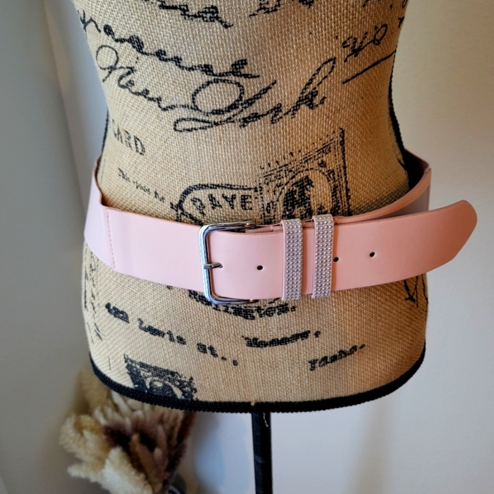 New York & Company’s elastic faux leather stretch belt is a stylish accessory.
